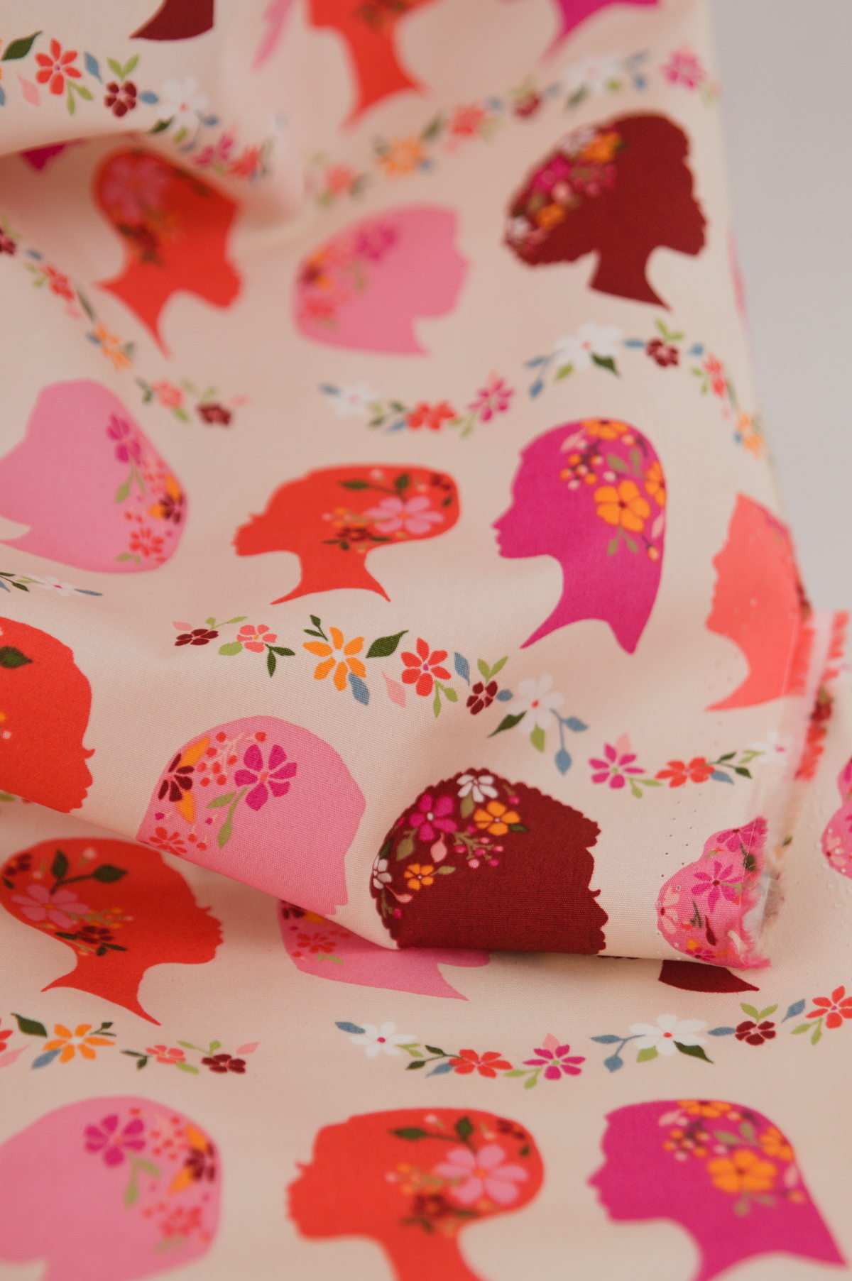 Tissu coton premium popeline - Imprimé visages femme fond rose - Atelier Inika