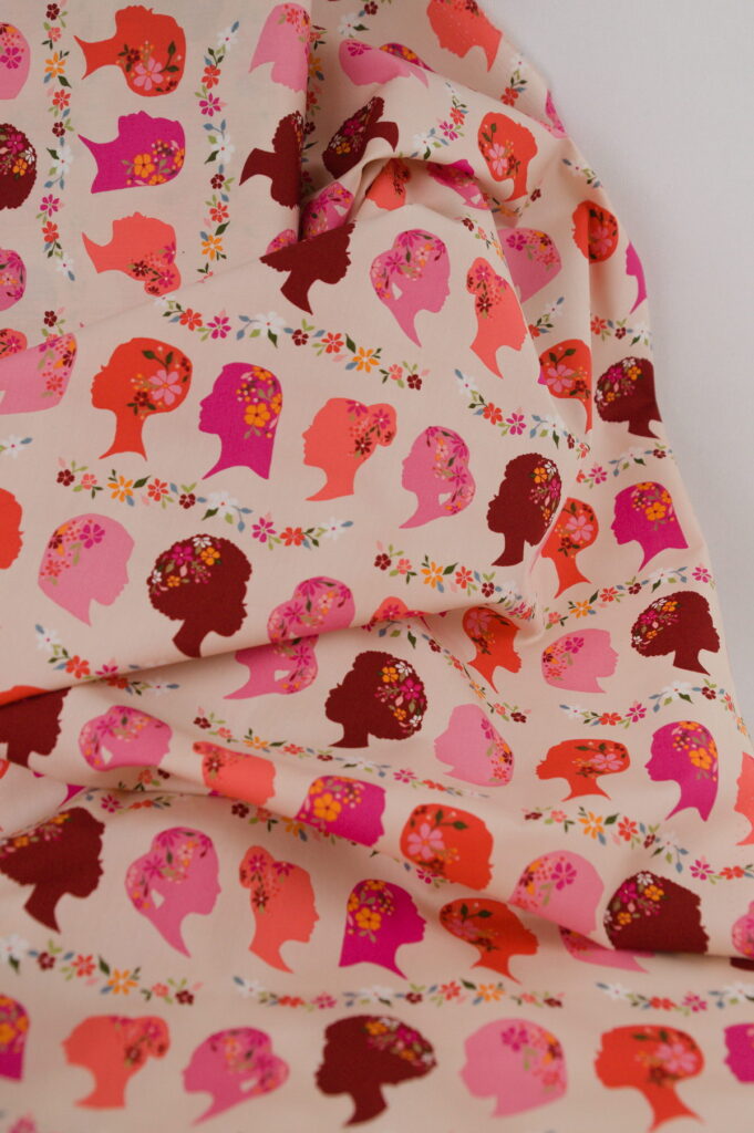 Tissu coton premium popeline - Imprimé visages femme fond rose - Atelier Inika