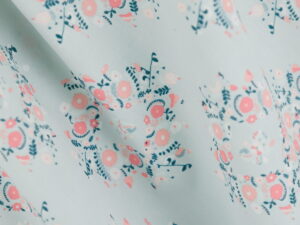 Tissu popeline de coton imprimé - couronnes de fleurs - bleu et rose - vintage chic | Atelier Inika