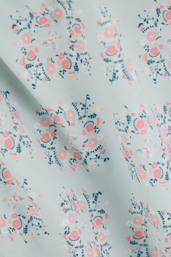 Tissu popeline de coton imprimé - couronnes de fleurs - bleu et rose - vintage chic | Atelier Inika