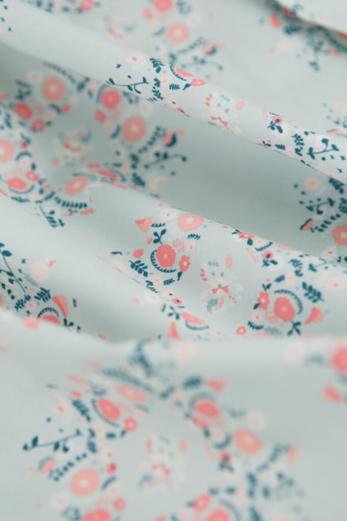 Tissu popeline de coton imprimé - couronnes de fleurs - bleu et rose - vintage chic | Atelier Inika