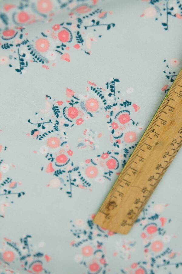 Tissu popeline de coton imprimé - couronnes de fleurs - bleu et rose - vintage chic | Atelier Inika