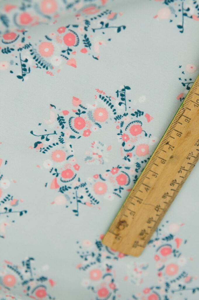 Tissu popeline de coton imprimé - couronnes de fleurs - bleu et rose - vintage chic | Atelier Inika