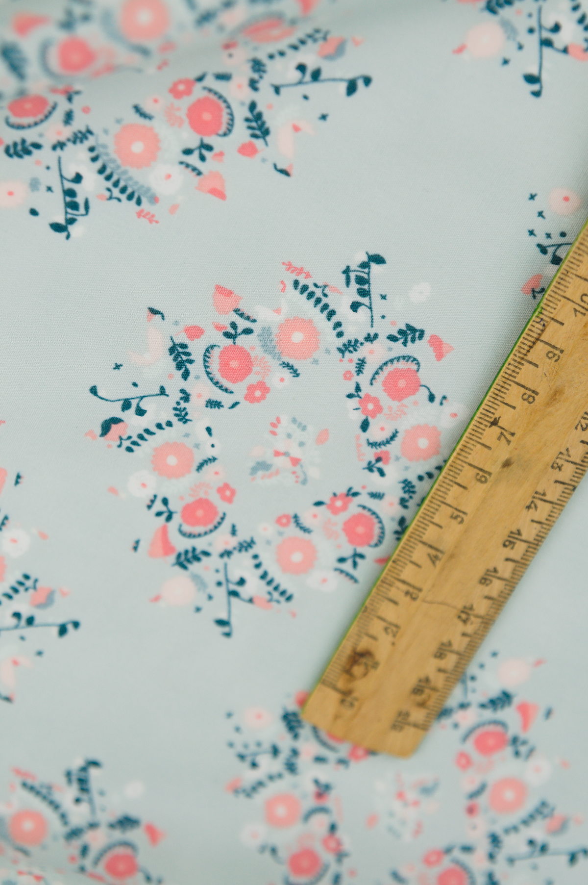 Tissu popeline de coton imprimé - couronnes de fleurs - bleu et rose - vintage chic | Atelier Inika