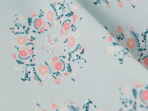 Tissu popeline de coton imprimé - couronnes de fleurs - bleu et rose - vintage chic | Atelier Inika