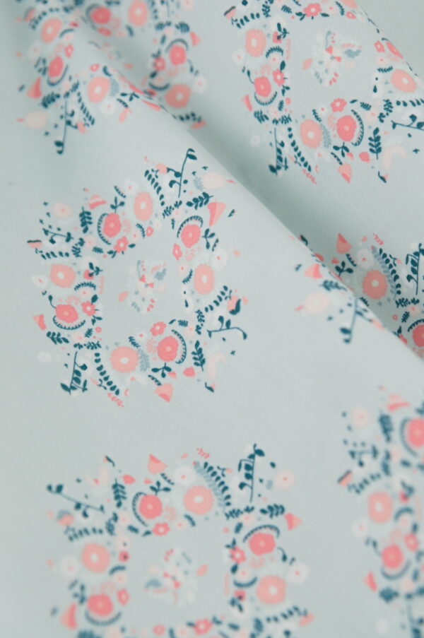 Tissu popeline de coton imprimé - couronnes de fleurs - bleu et rose - vintage chic | Atelier Inika