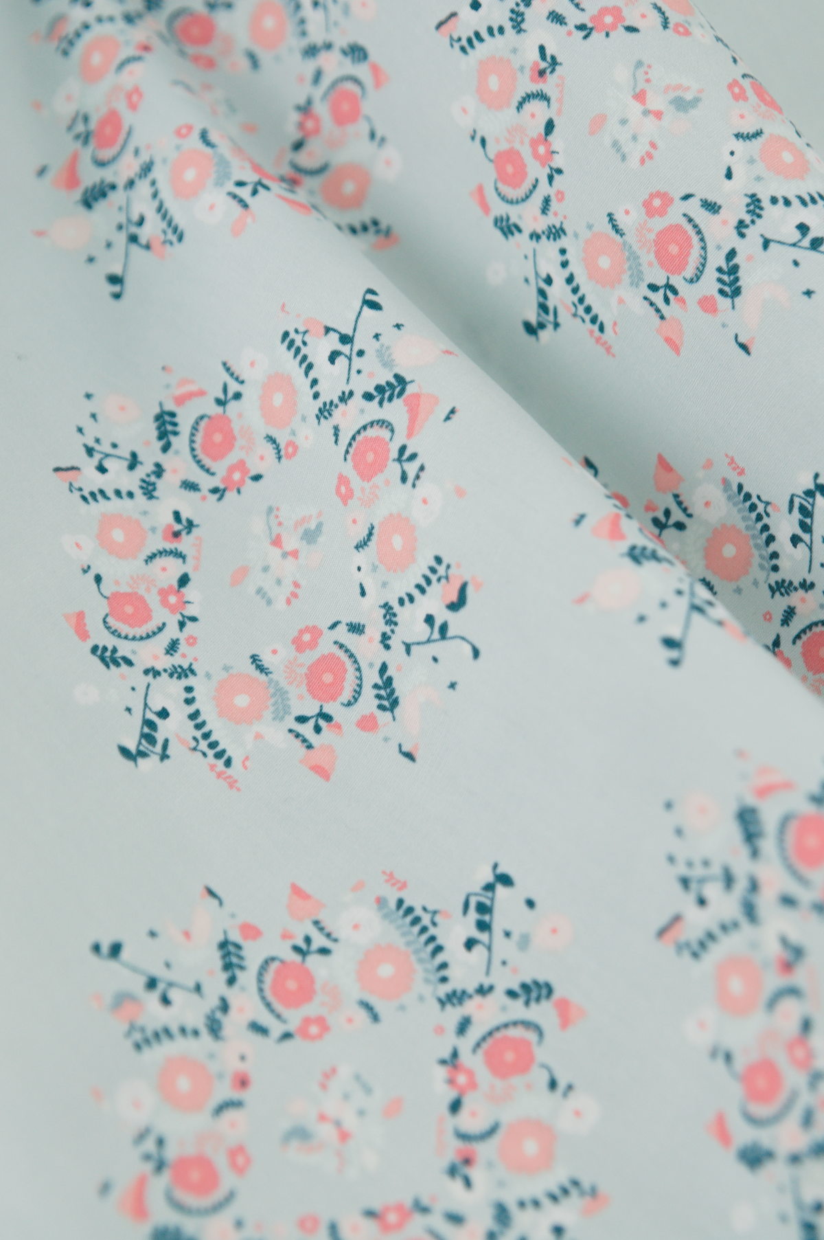 Tissu popeline de coton imprimé - couronnes de fleurs - bleu et rose - vintage chic | Atelier Inika