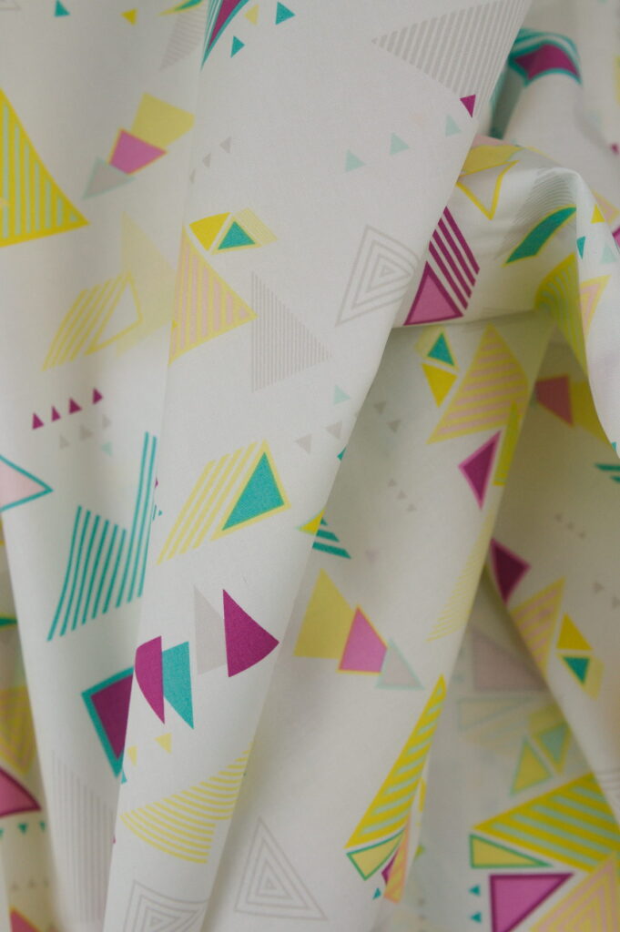 Tissu popeline de coton premium imprimé géométrique - coloré pop et blanc - Atelier Inika
