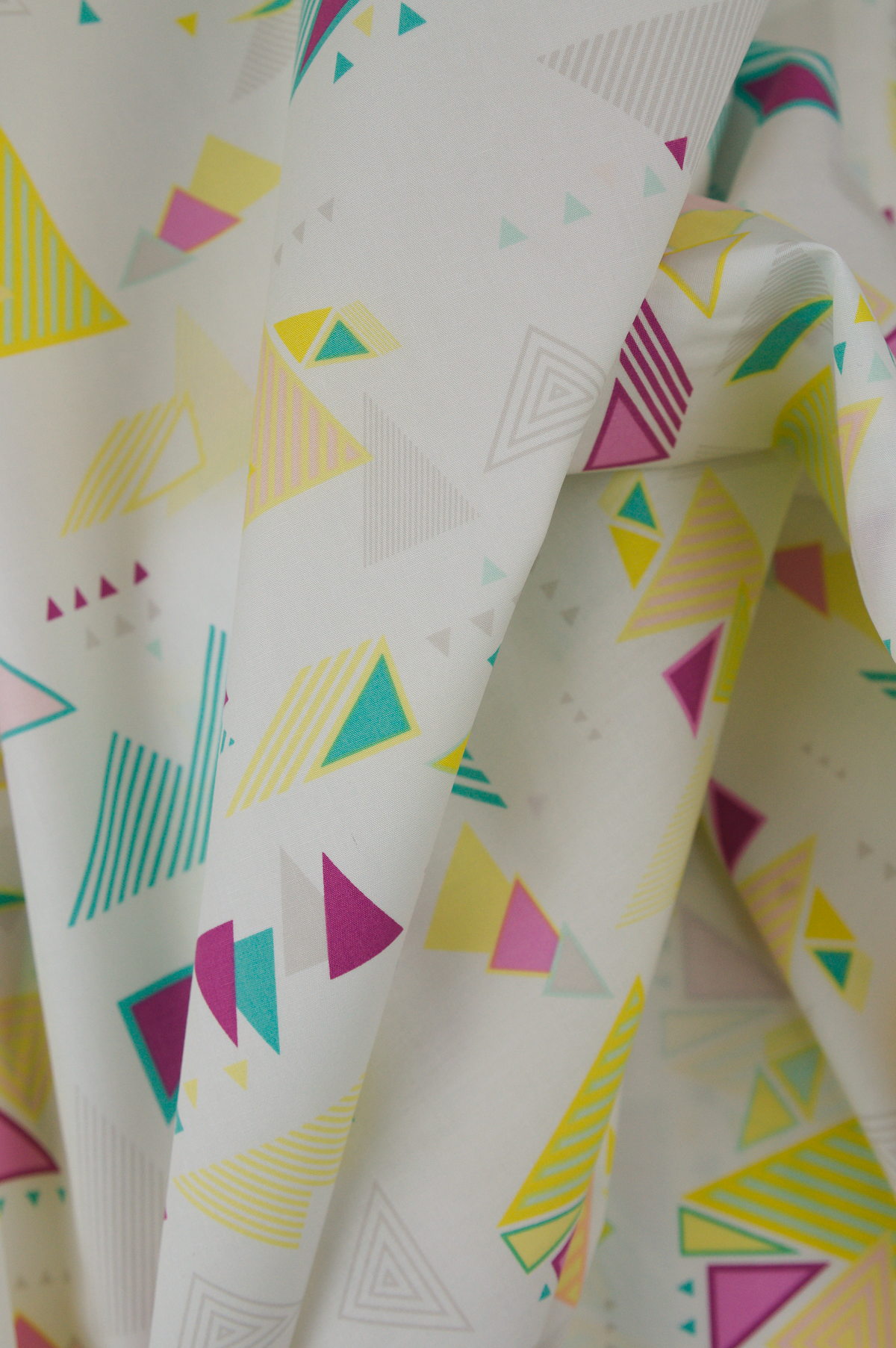 Tissu popeline de coton premium imprimé géométrique - coloré pop et blanc - Atelier Inika