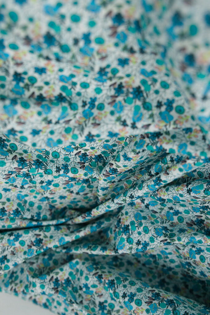 Tissu Popeline de Coton imprimé - fleurs et fruits - bleu blanc - Atelier Inika
