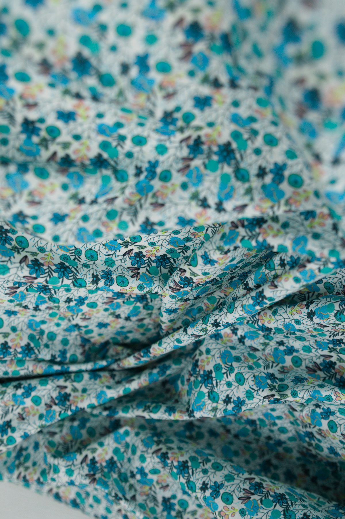 Tissu Popeline de Coton imprimé - fleurs et fruits - bleu blanc - Atelier Inika
