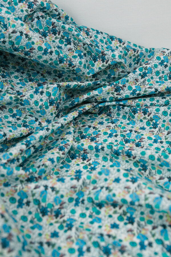 Tissu Popeline de Coton imprimé - fleurs et fruits - bleu blanc - Atelier Inika