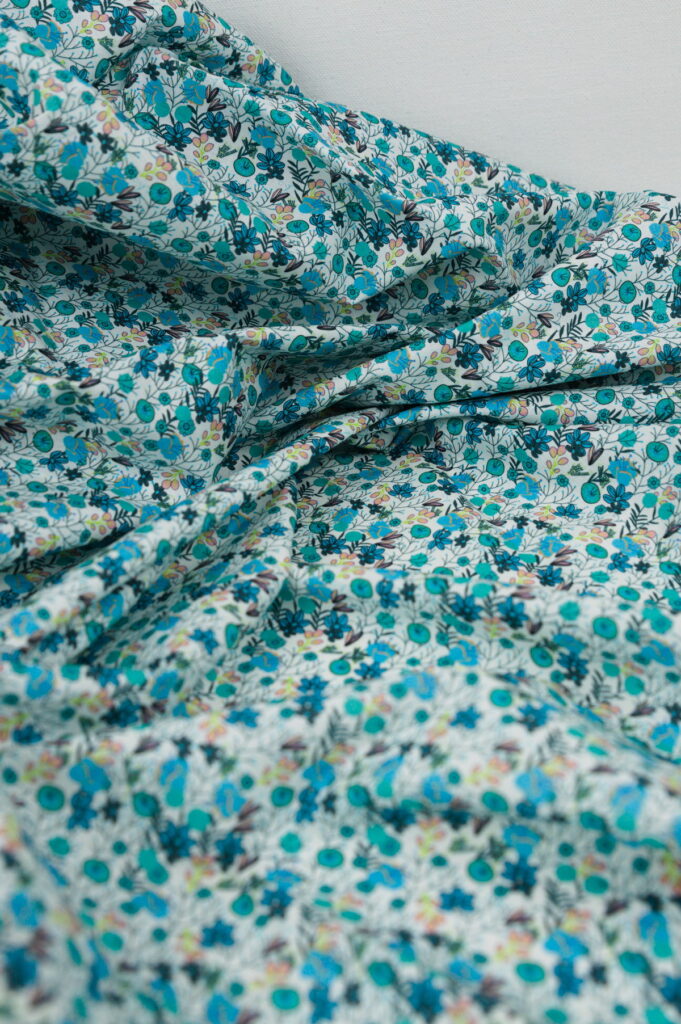 Tissu Popeline de Coton imprimé - fleurs et fruits - bleu blanc - Atelier Inika