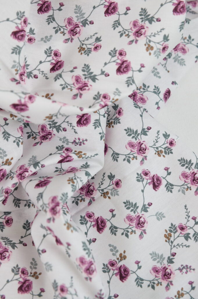 Tissu Popeline "Romance" – Fleurs roses sur fond blanc | 100% Coton au mètre