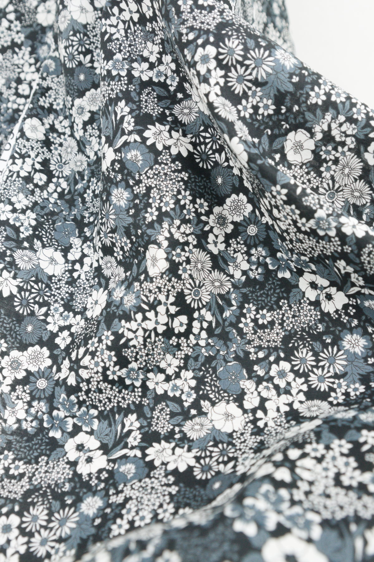Tissu japonais floral Kokka - Noir - petits fleurs