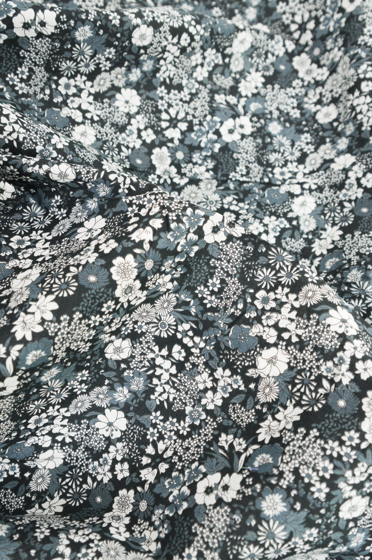Tissu japonais floral Kokka - Noir - petits fleurs