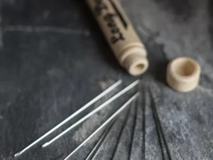Aiguilles à repriser longues - tube en bois | Merchant & Mills - Atelier Inika mercerie créative