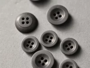 Bouton corozo gris naturel - Merchant & Mills | Atelier Inika