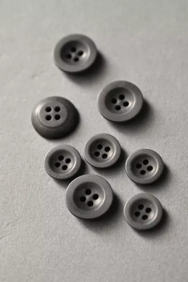 Bouton corozo gris naturel - Merchant & Mills | Atelier Inika