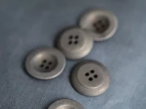 Bouton corozo gris naturel - Merchant & Mills | Atelier Inika