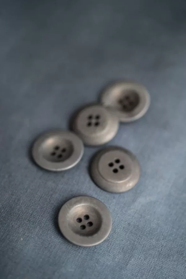 Bouton corozo gris naturel - Merchant & Mills | Atelier Inika