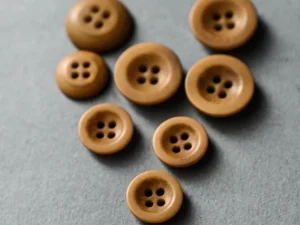 Bouton en corozo 14 mm couleur or - Atelier Inika, mercerie moderne