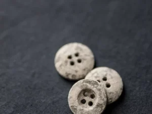 Bouton Metamorphic 18 mm – Gris nuancé en résine recyclée - Merchant & Mills - Atelier Inika Mercerie créative