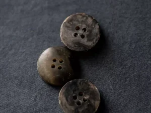 Bouton 20 mm Moorland – Marron marbré en résine recyclée - Merchant & Mills | Atelier Inika