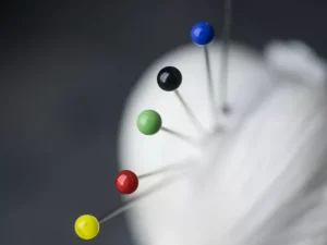 Glass Headed Pins – épingles à tête verre 100 pcs | Merchant & Mills chez Atelier Inika