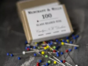 Glass Headed Pins – épingles à tête verre 100 pcs | Merchant & Mills chez Atelier Inika