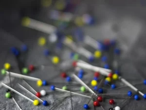 Glass Headed Pins – épingles à tête verre 100 pcs | Merchant & Mills chez Atelier Inika