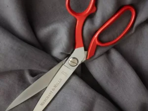 Ciseaux de tailleur 20 cm Merchant and Mills Rouge | Atelier Inika | Mercerie fine