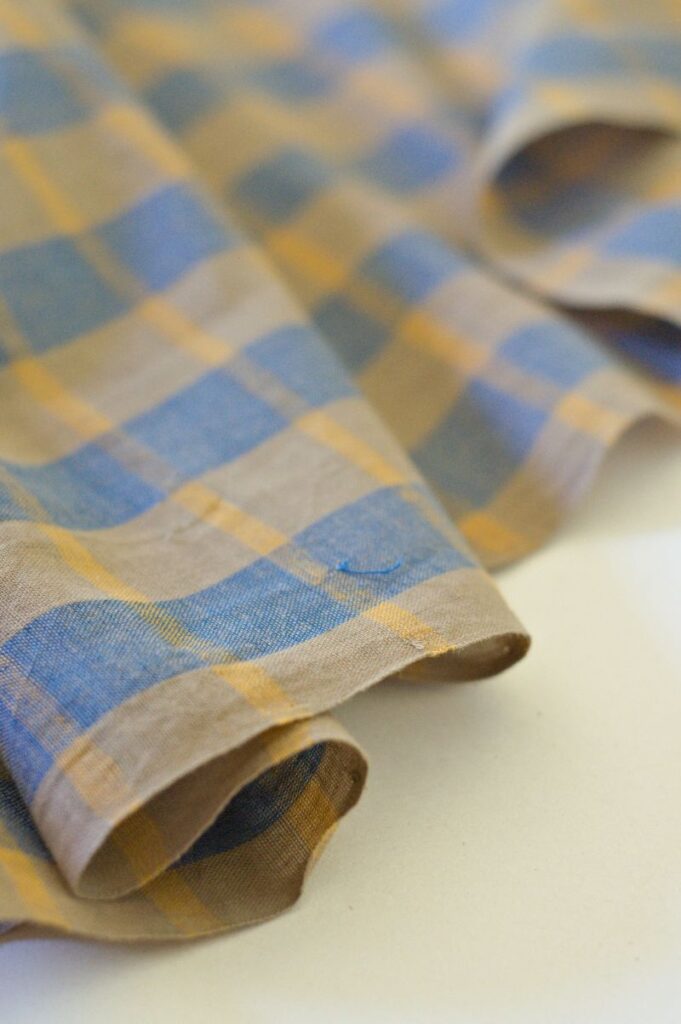 Tissu coton khadi tissé main - carreaux - bleu et doré - Atelier Inika | Tissus modernes