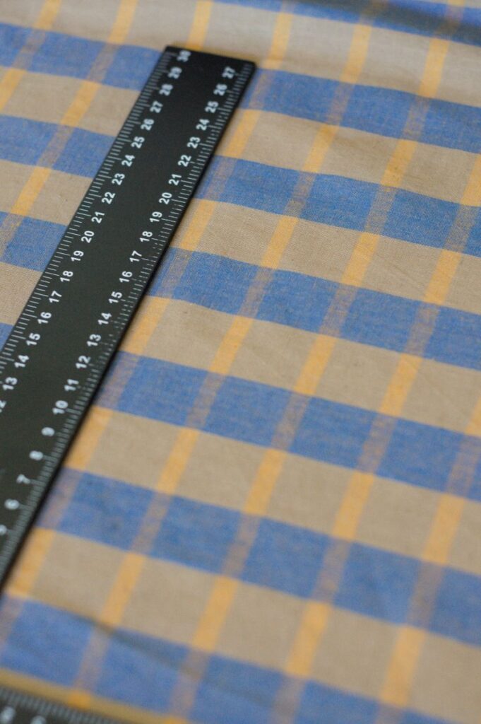 Tissu coton khadi tissé main - carreaux - bleu et doré - Atelier Inika | Tissus modernes