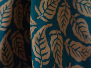 Tissu Khadi Coton Imprimé Feuilles Bleu-Vert et Marron - Tissé Main, 82 g/m2 | Atelier Inika