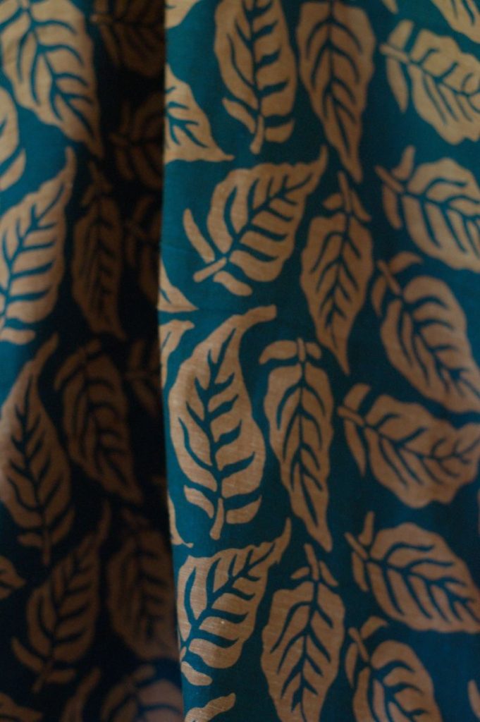 Tissu Khadi Coton Imprimé Feuilles Bleu-Vert et Marron - Tissé Main, 82 g/m2 | Atelier Inika
