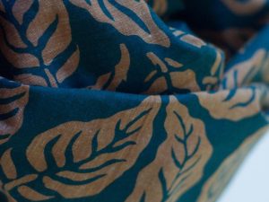 Tissu Khadi Coton Imprimé Feuilles Bleu-Vert et Marron - Tissé Main, 82 g/m2 | Atelier Inika