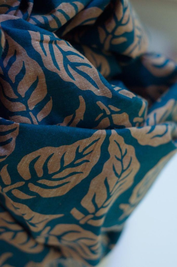 Tissu Khadi Coton Imprimé Feuilles Bleu-Vert et Marron - Tissé Main, 82 g/m2 | Atelier Inika
