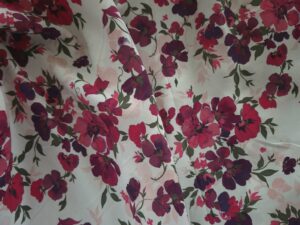 Tissu viscose Lenzing Ecovero imprimé floral rouge – Image 7