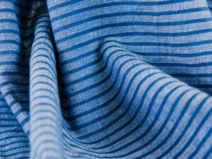 Tissu Khadi coton indien au métre - bleu / blanc - rayures - tissé main - Atelier Inika