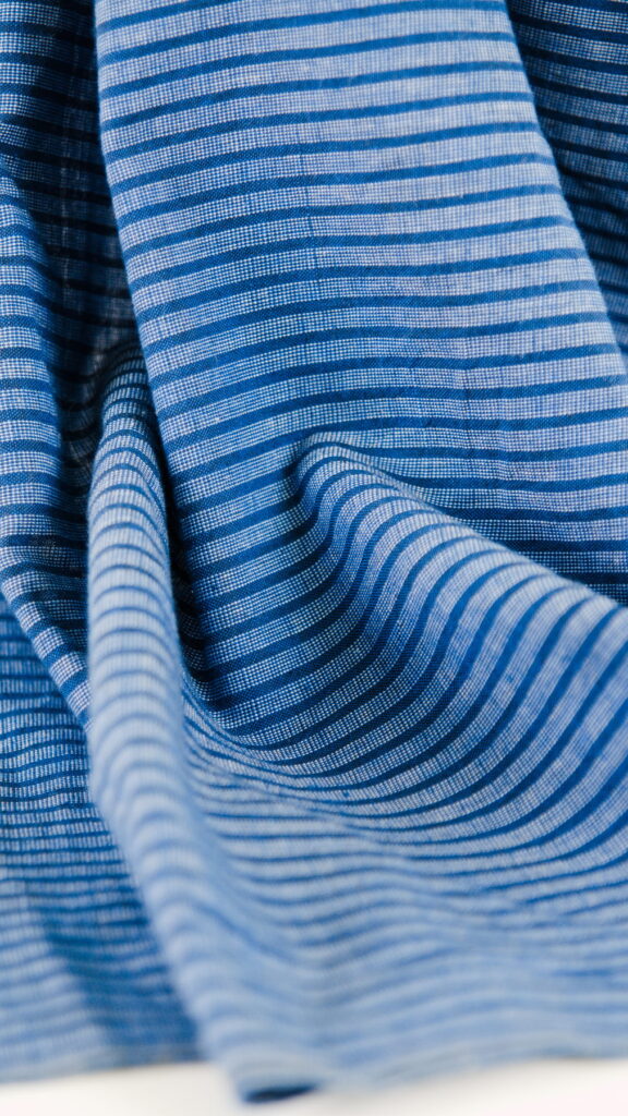 Tissu Khadi coton indien au métre - bleu / blanc - rayures - tissé main - Atelier Inika