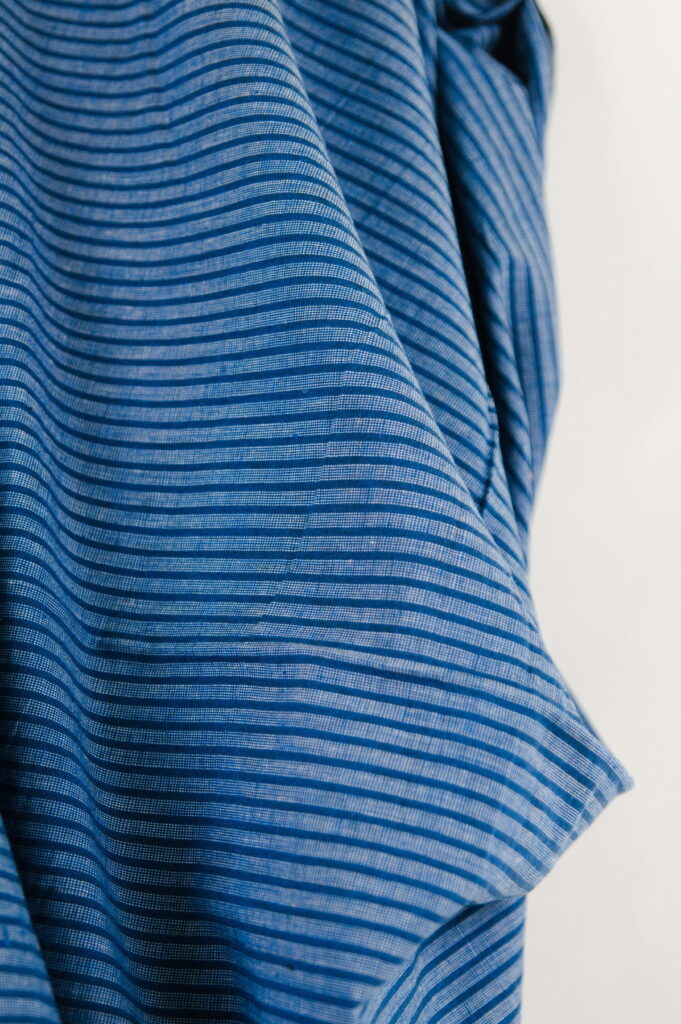 Tissu Khadi coton indien au métre - bleu / blanc - rayures - tissé main - Atelier Inika
