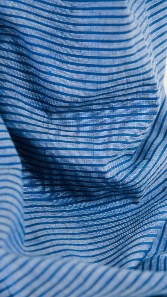 Tissu Khadi coton indien au métre - bleu / blanc - rayures - tissé main - Atelier Inika